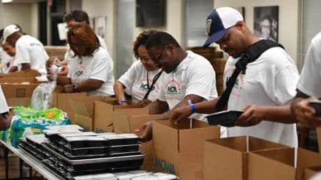 Los recortes de Trump ponen en peligro un popular programa de reparto de comida a personas mayores