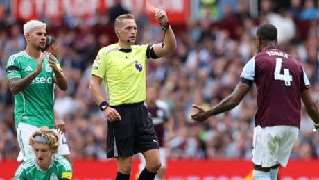 El Aston Villa de Unai Emery, con diez, evita la derrota ante un Newcastle sin Isak