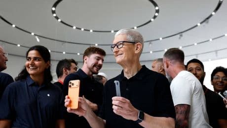 "AirPods" con traduttore live. E l'iPhone 17 si fa sottiletta