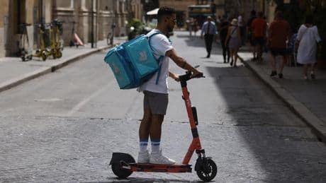 Il caldo e la lunga estate di lavoro di riders, drivers, operai agricoli, muratori tra un anticiclone e l’altro