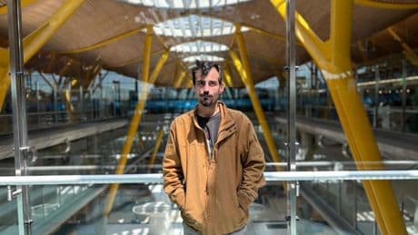 Salva, el productor musical y DJ que llevaba 3 años durmiendo en Barajas encuentra casa y trabajo: "Es un cambio total"
