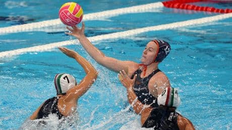 Waterpolosters winnen van Italië op WK en gaan spelen om plek vijf