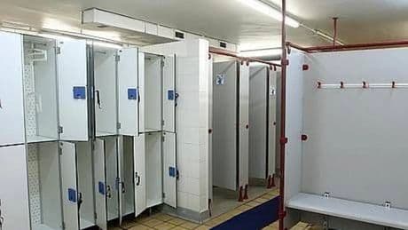 Un tribunal descarta como accidente laboral el ictus de un trabajador ocurrido en el vestuario de la empresa