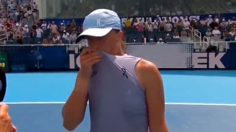 Zuschauer lachen sich kaputt - Tennis-Star von Reporter bespuckt