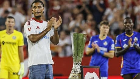 Badé recibe un homenaje y es aclamado por la afición sevillista