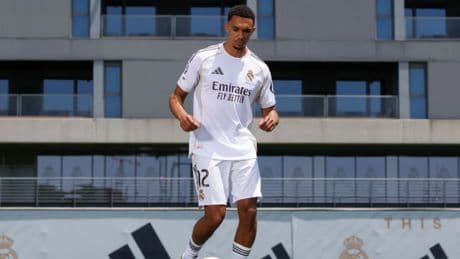 Trent ya posa con la camiseta del Madrid