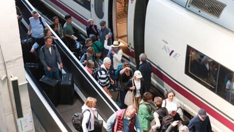Renfe alardea de puntualidad: el retraso medio de los trenes AVE fue de 19 minutos en junio y de 15 minutos en Media Distancia
