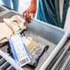 Op steeds meer luchthavens mogen waterflesjes weer mee aan boord, in Nederland nog niet