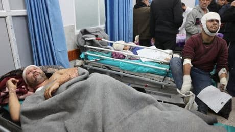 "Je n'ai jamais vu autant de blessures par explosion": une chirurgienne britannique raconte sa mission à Gaza