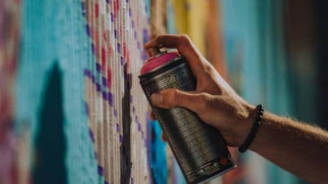 Writer bloccato per un graffito, aveva mille file pedopornografici