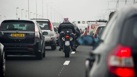 Waarom een motorrijder soms naar jouw auto schopt