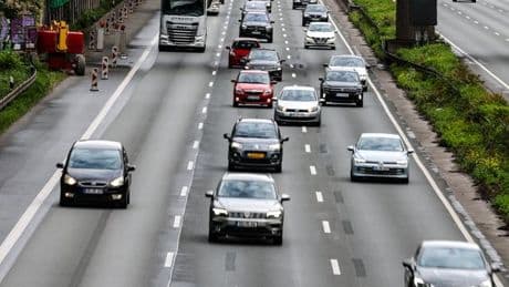 Verkehr und Social Media: Wer schleicht denn da? - Autofahrer auf der Mittelspur