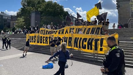 „Remigration“-Rufe stören ARD-„Sommerinterview“ mit Söder – Polizisten fixieren Demonstranten