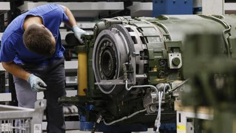 VW, Mercedes & Co. - Auto-Krise! Rüstungsfirma umwirbt Mitarbeiter
