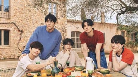 El grupo coreano TXT, icono del K-pop, descubre el Empordà en el videoclip 'Love Language' entre viñas y mar