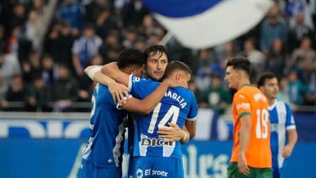 Joan Jordán, de polémico penalti, ata al Alavés a Primera ante un Valencia que no alcanza Europa