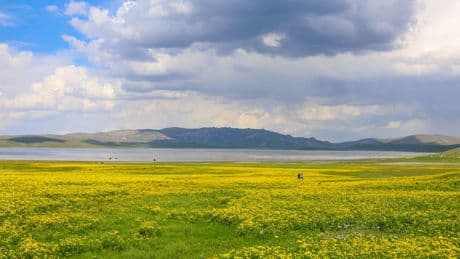 Keşiş Gölü ziyaretçileri eşsiz manzaranın tadını çıkarıyor