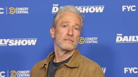 Jon Stewart: Zuschauerfrage zwingt Talkmaster in die Knie