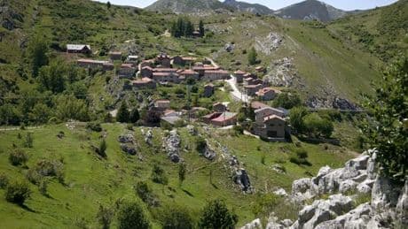 El pequeño pueblo a menos de una hora de León con la única catedral subterránea del mundo