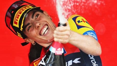 Britse Henderson wint tweede etappe én pakt roze trui in Giro d'Italia
