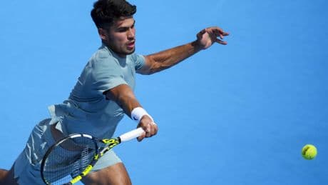 Alcaraz acaba con la resistencia de Dzumhur y debuta con triunfo en Cincinnati (6-1, 2-6, 6-3)