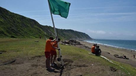 Rescatan a un hombre que se cayó por el acantilado de la playa de Aizkorri