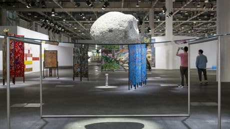 Las imágenes del día: de la feria de arte Art Basel 2025 a los perros socorristas