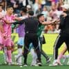 De fluim komt ‘m duur te staan: Luis Suarez heeft in totaal negen matchen schorsing aan z’n been na wangedrag