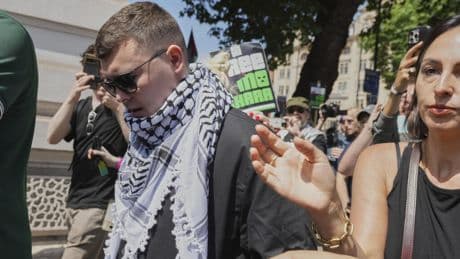 Comparution de Mo Chara, rappeur du trio nord-irlandais Kneecap, accusé de soutien au Hezbollah