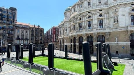 La 'fan zone' de El Arenal toma forma con la instalación deI campo de fútbol para el partido de leyendas