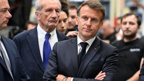 "Je me suis fait ramasser": Emmanuel Macron répond à un salarié qui lui demande de "faire travailler les feignants"