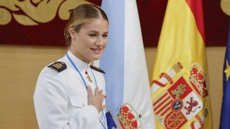 Leonor honra la emigración gallega al recibir la Medalla de Oro de la Xunta