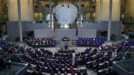 İsrail'i protesto etti: Alman meclisinden zorla çıkarıldı