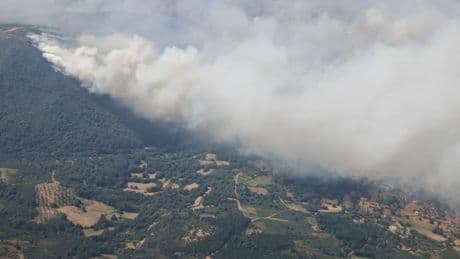 El incendio de Viladervós calcina 400 hectáreas y confina a los vecinos de Dona Elvira y Vilardevós