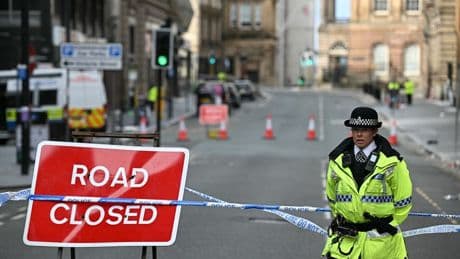 Bestuurder die inreed op menigte in Liverpool reed mogelijk achter ambulance aan