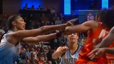 Lío con una estrella de la WNBA: le tiran del pelo y se pelea con todo el equipo