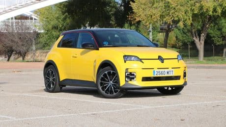 Renault da el 'sorpasso' a Tesla: el R5 se corona como el modelo eléctrico más vendido en España en abril