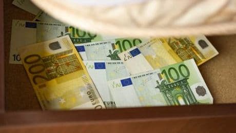 Bargeld: Deutsche horten Milliardensummen