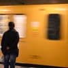 Verkehr: Trotz einfahrender U-Bahn: Frau überlebt Sturz in die Gleise