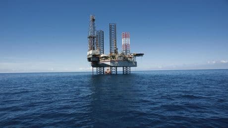 El petróleo se dispara un 6% por temores en el suministro tras el ataque israelí a Irán