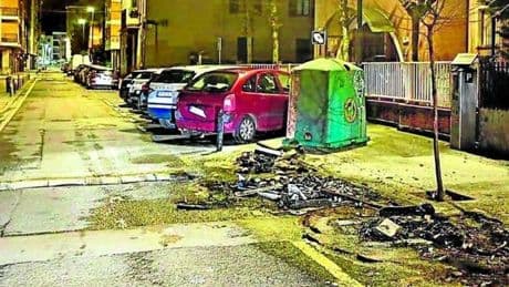 Acusan a dos jóvenes de quemar varios contenedores en Algorta por valor de 22.417 euros