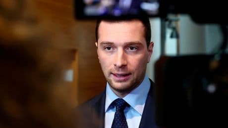 "Plus ridicule qu'autre chose": la présence de Jordan Bardella aux obsèques du pape François divise le RN