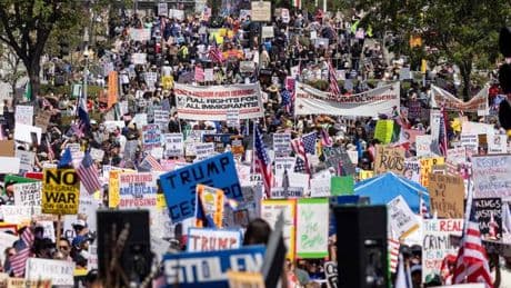 Une marée humaine anti-Trump défile à travers les États-Unis