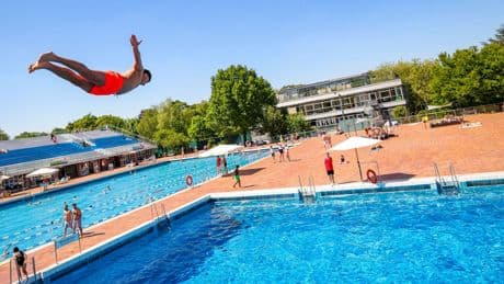 Freizeit: Anplanschen am warmen Mai-Tag: Freibäder starten in Saison