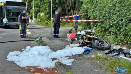 Tödlicher Unfall - Biker (25) streift Bus und kracht in Stromkasten