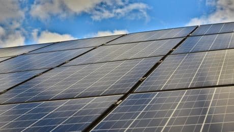 Adiós a las placas solares tal y como las conocemos: el efecto fotovoltaico anómalo que podría cambiarlo todo