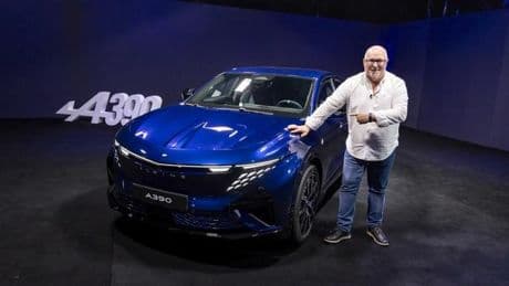 Un coche de carreras con traje