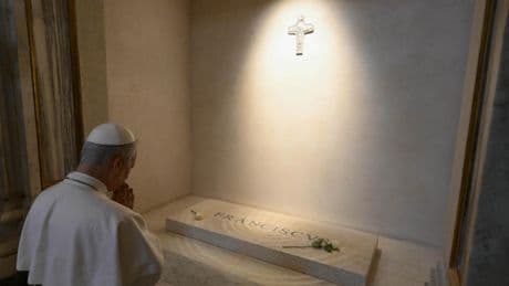 Léon XIV s’est recueilli sur la tombe de François à Sainte-Marie-Majeure