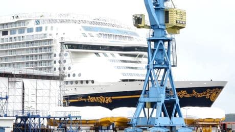 Schiffbau: Kreuzfahrtschiff "Disney Adventure" ist ausgedockt