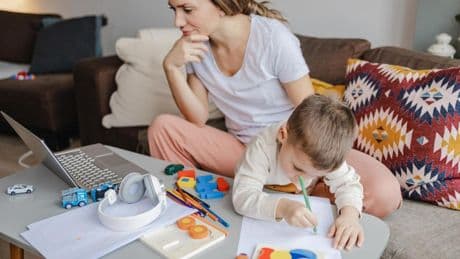 ¿Qué derechos tienen las madres que son autónomas? Una abogada detalla sus bonificaciones y deducciones